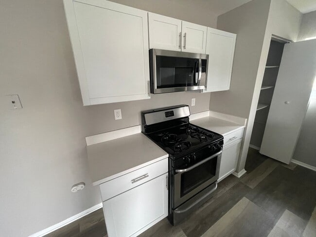 Building Photo - Renovated Condo in Edgewood with Garage!