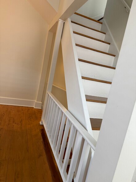 Building Photo - 404 W 1st Ave