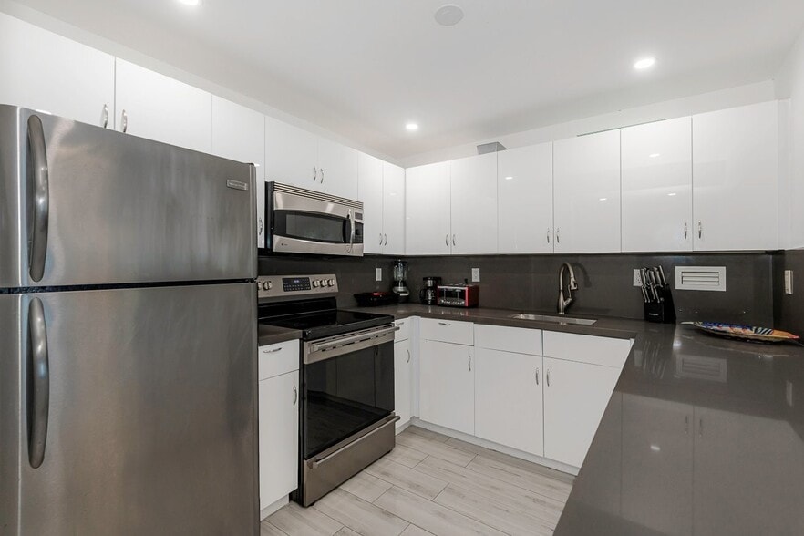 Building Photo - 2301 Collins Ave