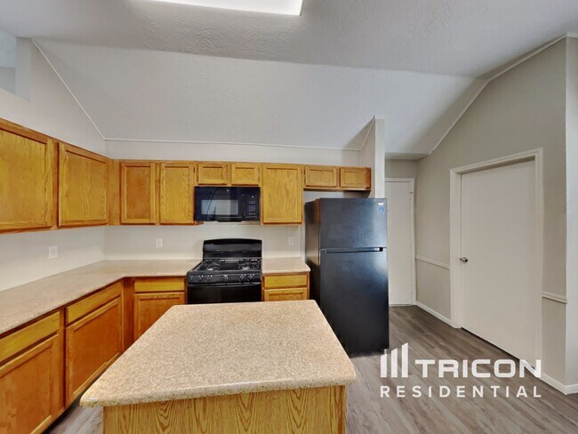 Building Photo - 1919 Creston Dr