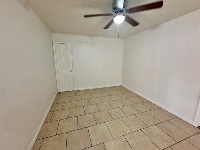 Building Photo - Charming 3-Bedroom, 1.5-Bathroom Home with Stunning Lake Views