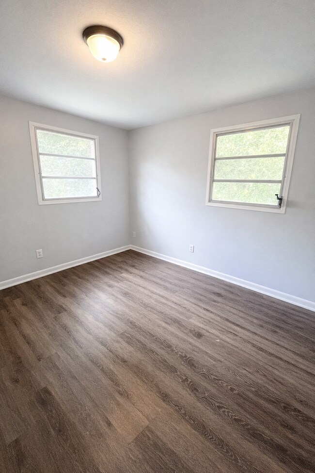 Building Photo - Cobblestone Charm w/This Spacious 3BR/1BA Dade City Home