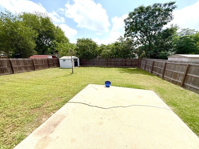 Building Photo - **APPLICATION RECEIVED** *MOVE IN SPECIAL* Beautiful 3 Bedroom Home with Granite Countertops & La...