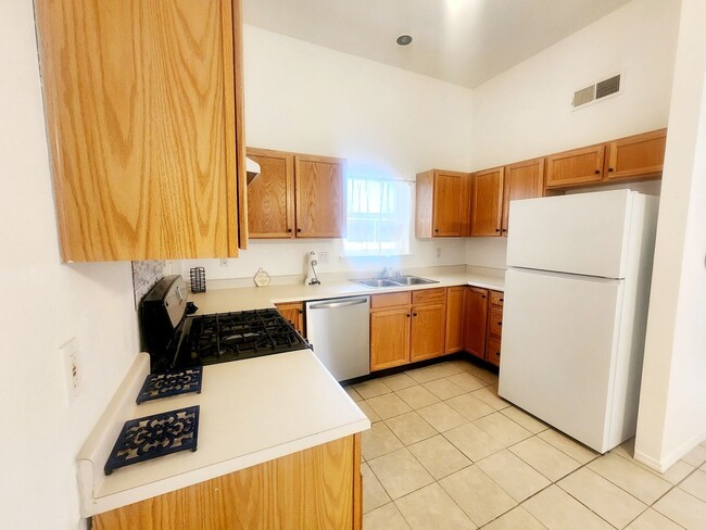 Building Photo - Charming Townhome in Southeast Albuquerque