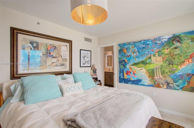 Building Photo - 5900 Collins Ave