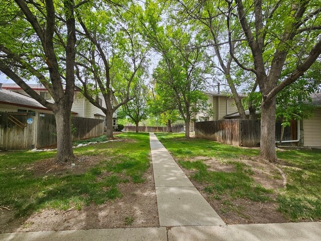 Building Photo - Serene 2 Bedroom 1 1/2 Bath Aurora Townhom...