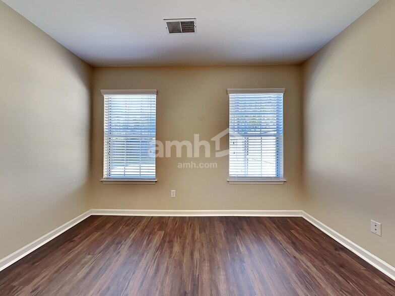 Building Photo - 9001 Greenbriar Dr