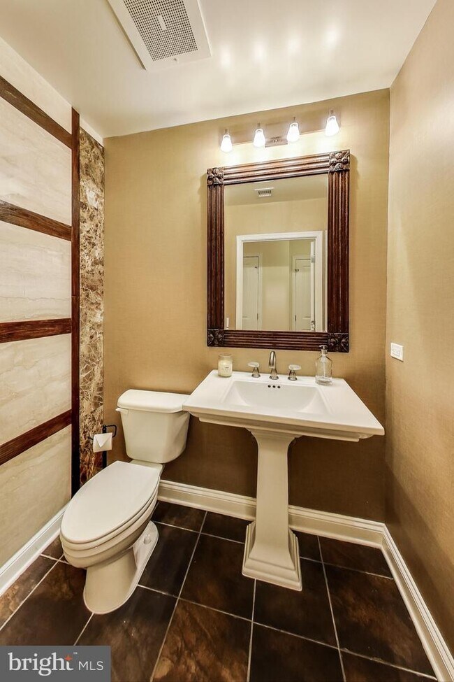 Building Photo - 717 President St