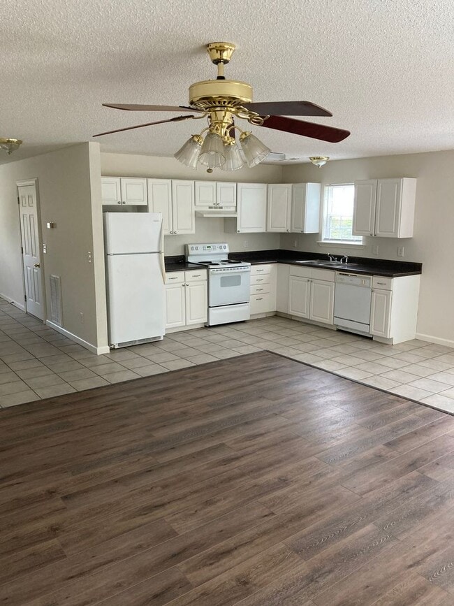 Building Photo - Updated 3/2.5 Townhouse in Armuchee- $1,350