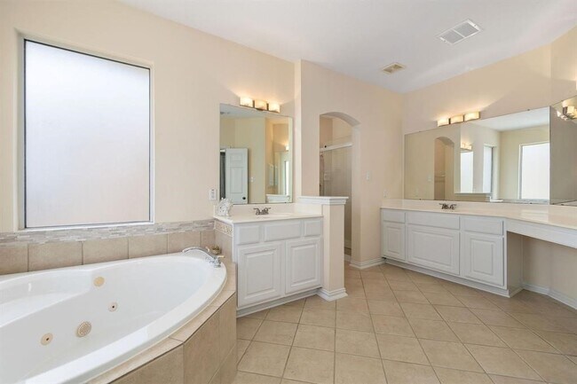 Building Photo - 14222 Ingham Ct