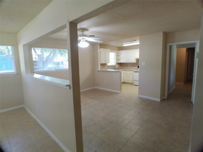Building Photo - 1301 Glenmore Dr