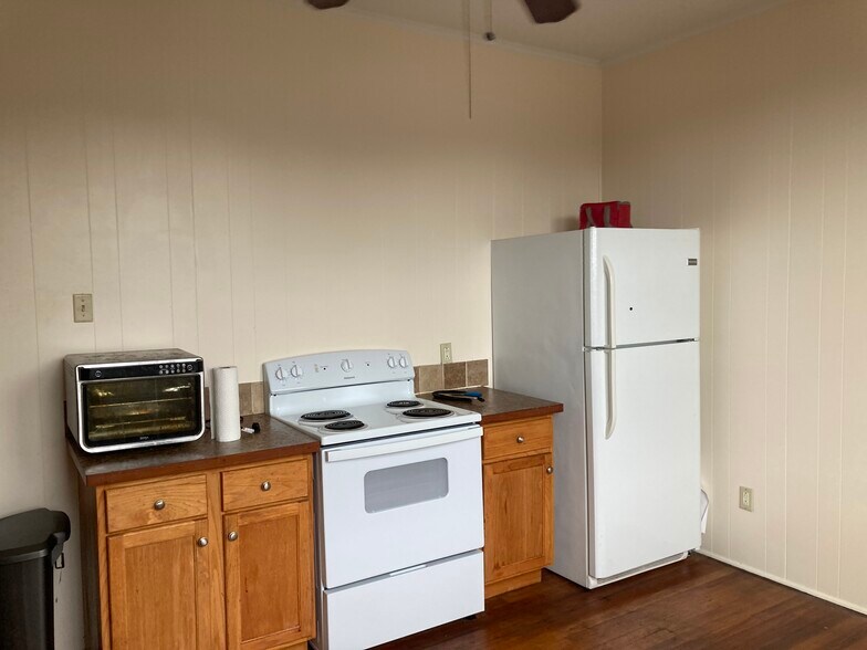 Kitchen appliances - 4320 Jena St