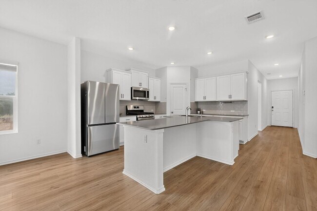 Building Photo - 941 Legends Ln