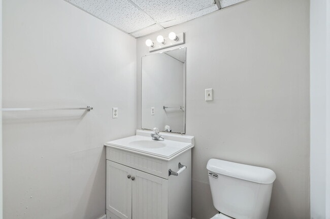 Building Photo - 302 Wakefield Rd