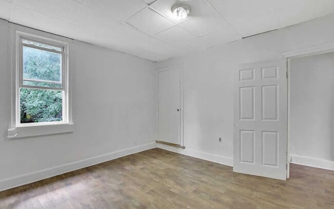 Building Photo - Coming Soon - Spacious 3 Bedroom, 1 Bath H...