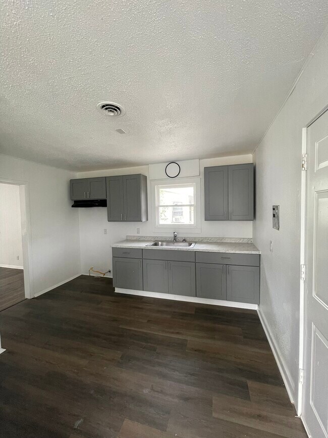 Building Photo - 602 S Wanda Dr