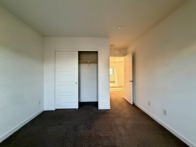 Building Photo - 3 BED 2.5 BATH 2 CAR GARAGE TOWNHOUSE IN CADENCE HENDERSON WITH LOFT