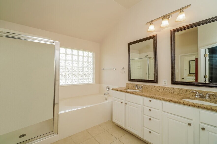 Building Photo - 1105 Wigwam