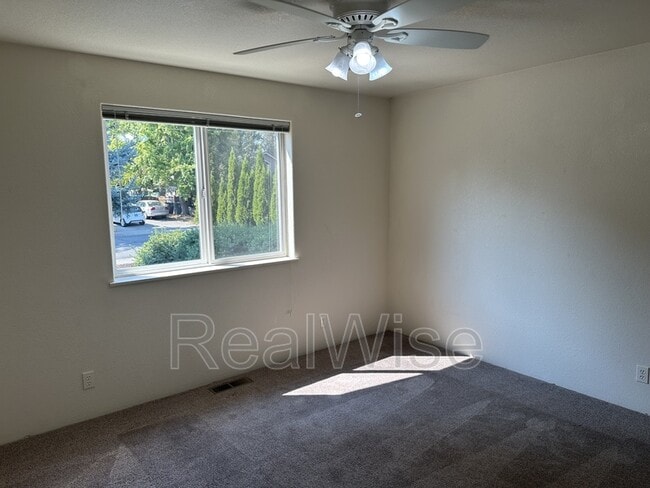 Building Photo - 1267 SW Ironwood Dr
