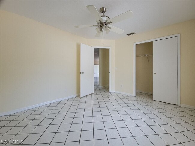 Building Photo - 565 N Idle Terrace
