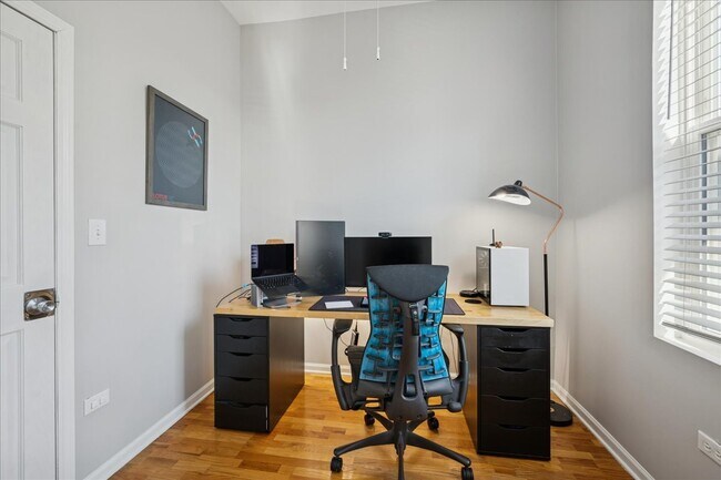 Building Photo - 3024 N Sawyer Ave