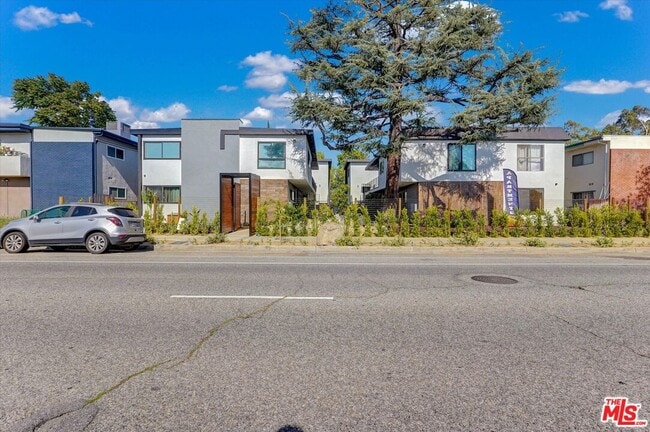 Building Photo - 5726 Woodman Ave