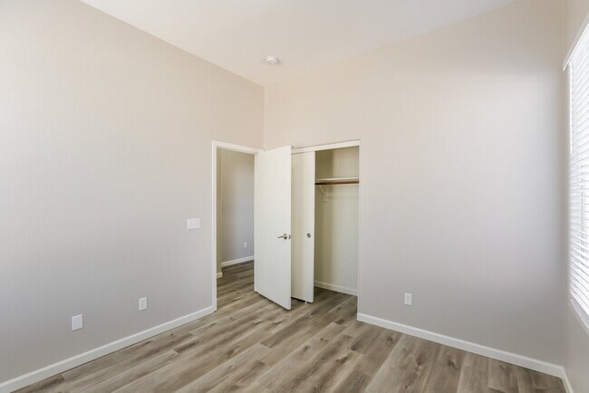 Building Photo - 13719 W Tara Ln