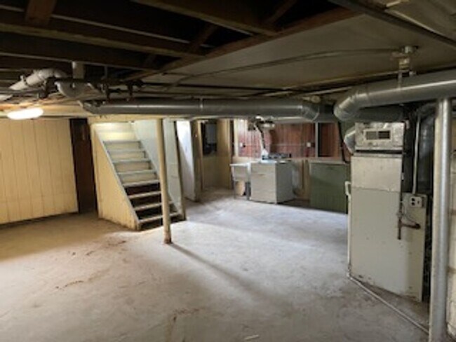 Building Photo - 3 bed 1 bath bungelow in Harper Woods with attached garage and basement