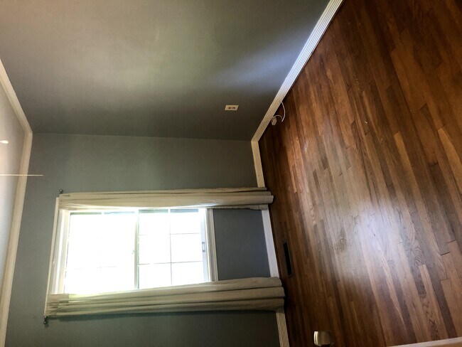 Building Photo - Branch