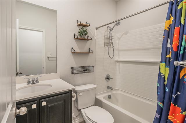 Building Photo - 561 Concho St