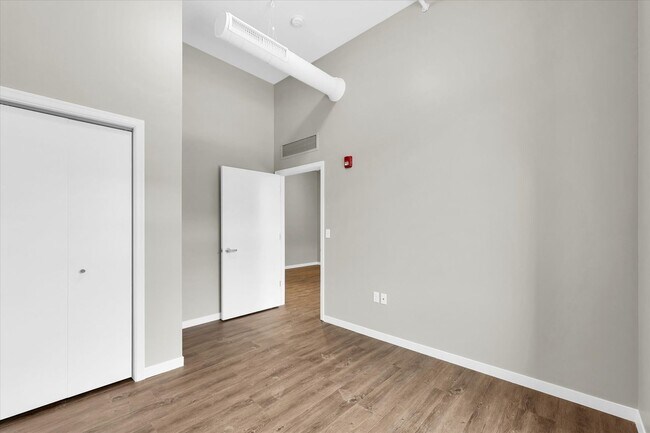 Building Photo - LUXURY 1 BED APT IN DOWNTOWN CHAMPAIGN