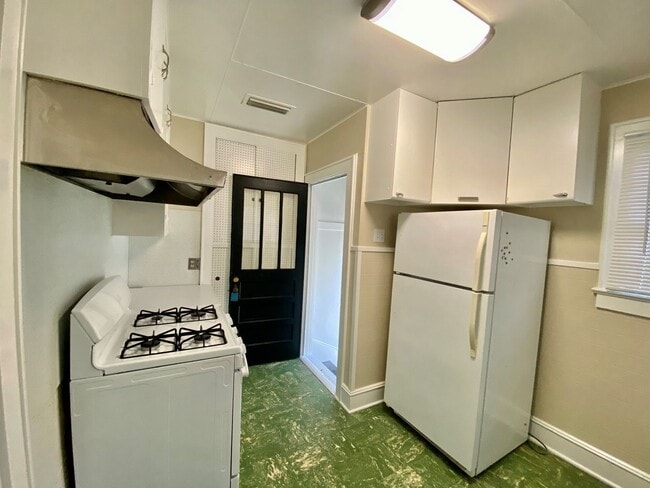 Building Photo - South Highlands Bungalow for Lease | 71104...