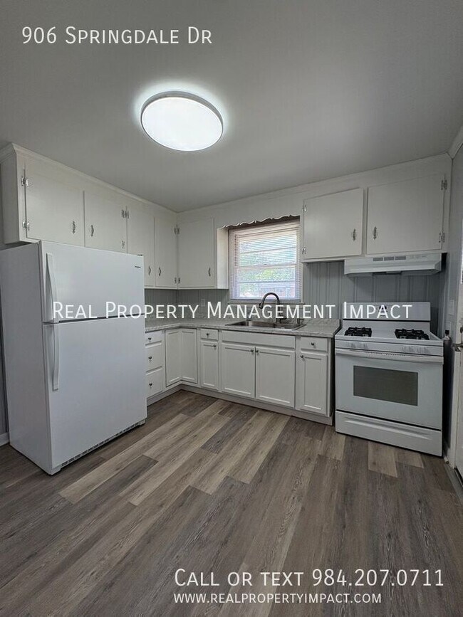 Building Photo - 906 Springdale Dr