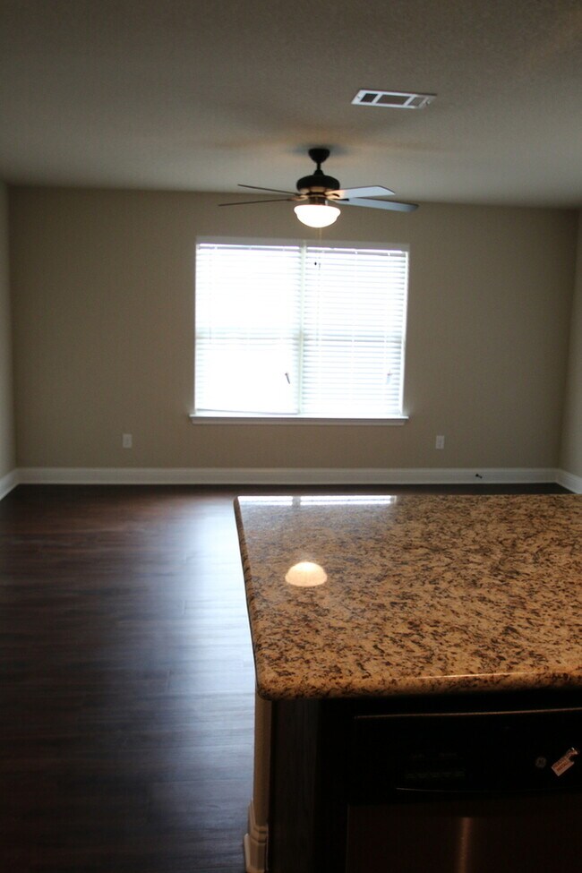 Building Photo - Move In Ready | 3BR/2BA West Fort Worth Home Near I-30, Camp Bowie & Lockheed Martin — Pets Welcome