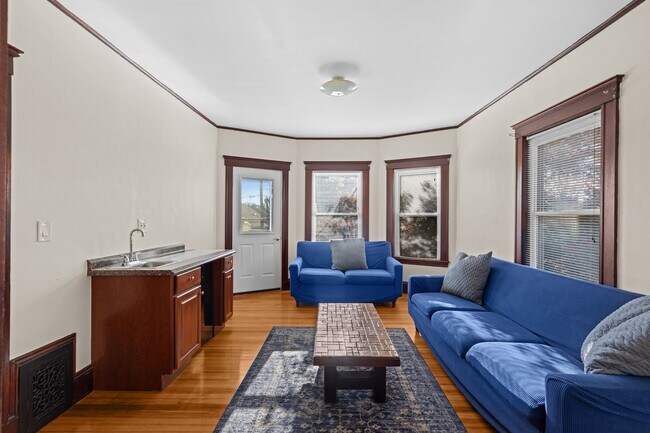 Building Photo - No Brokers Fee, In-Unit Washer and Dryer, Central Heat/AC, Eat-in Kitchen, Parking for Rent