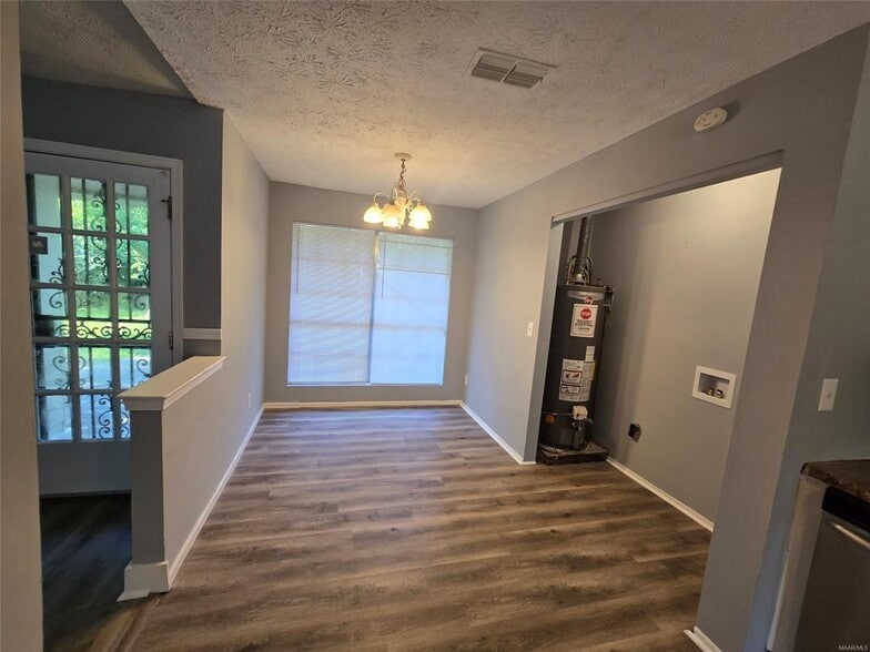 Building Photo - 3224 Raintree Dr
