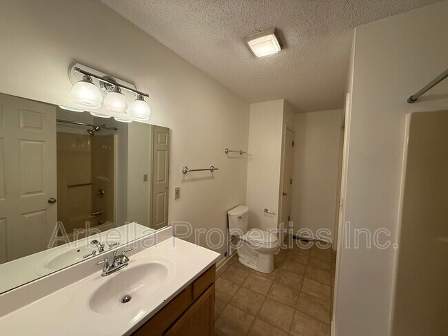 Building Photo - 115 Rowe Ln