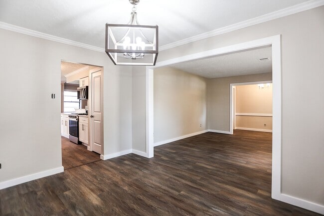 Building Photo - 502 Rosewood Dr