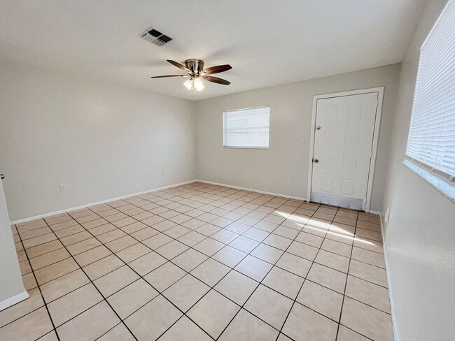 Building Photo - 2 BED/1 BATH COMING SOON!