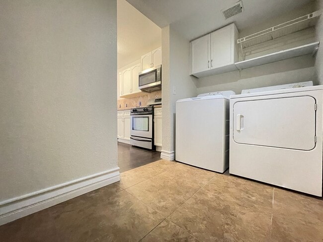 Building Photo - Lovely townhome in The Pueblo Village of S...