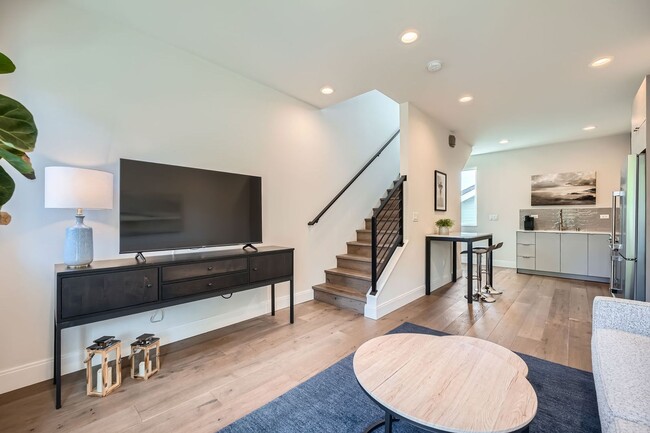 Building Photo - Modern stylings and cutting-edge convenien...