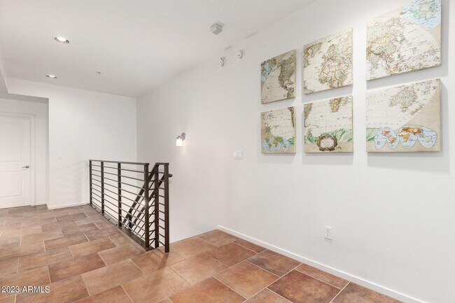 Building Photo - 525 W Lakeside Dr