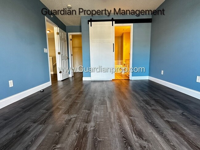 Building Photo - Maple Grove 2 Bedroom Town Home, 2 Car Gar...