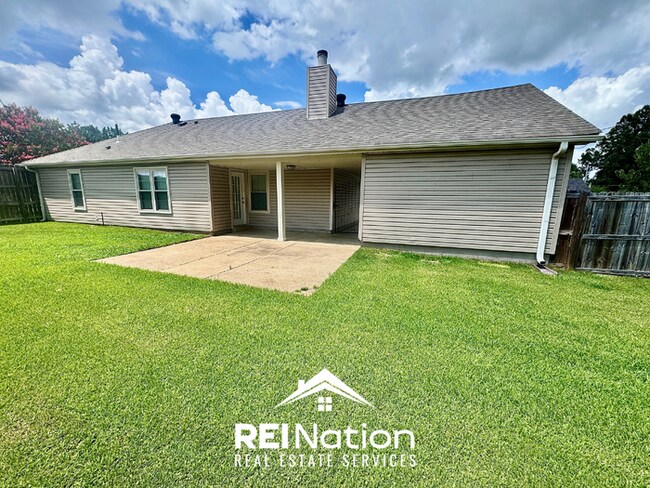 Building Photo - Move-In Ready 3BR/2BA Home in 38133 - Hardwood Floors & Great Storage