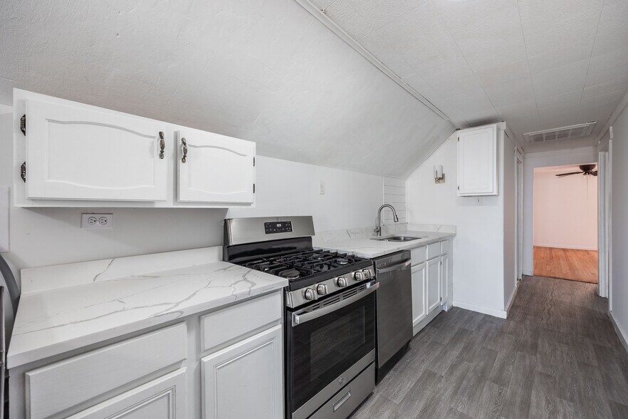 Building Photo - 2140 N Karlov Ave