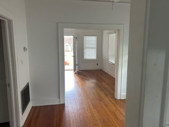 Building Photo - Quiet Downtown property