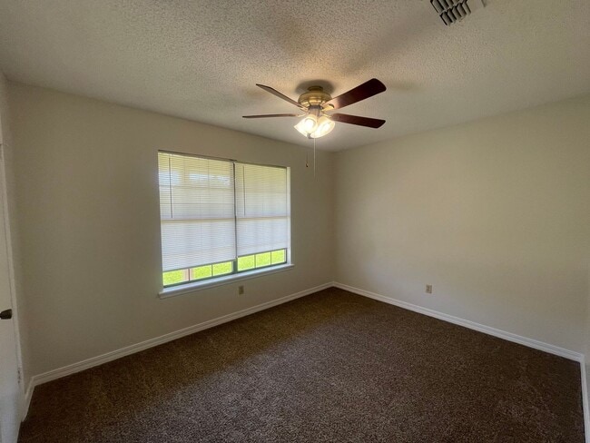 Building Photo - Brookhaven Estates Stockwell Area! Move In...