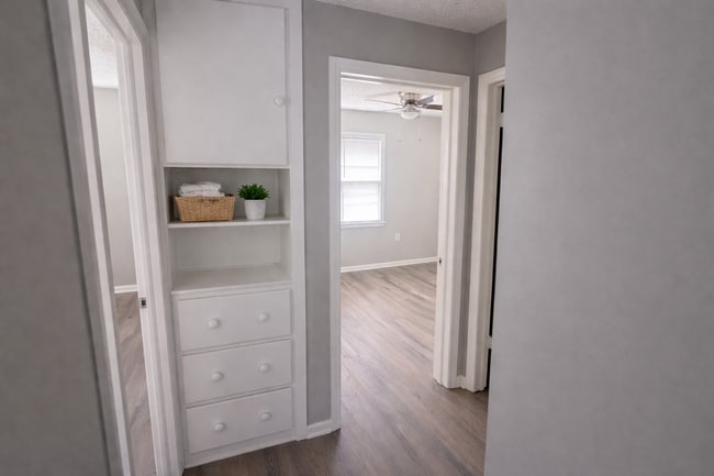 Building Photo - Cute Two Bedroom near KU Medical Center