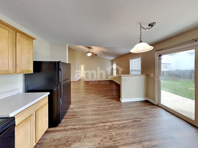 Building Photo - 490 Hemhill Dr