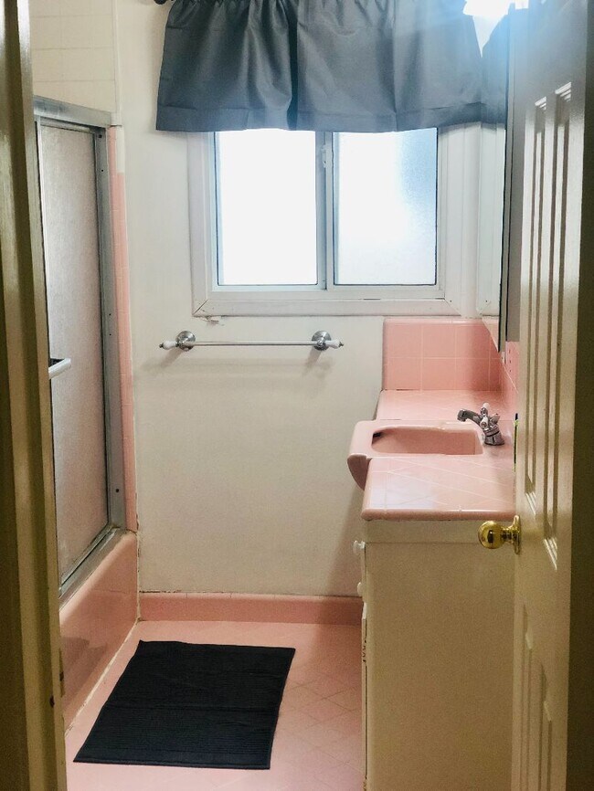 Building Photo - 1825 E 3rd St